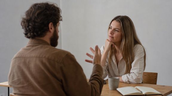 Gérer les feedbacks : recevoir et formuler des critiques constructives
