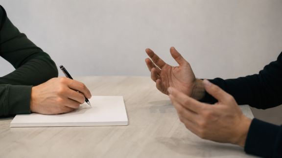 Trouver le bon équilibre entre expression écrite et orale dans son apprentissage